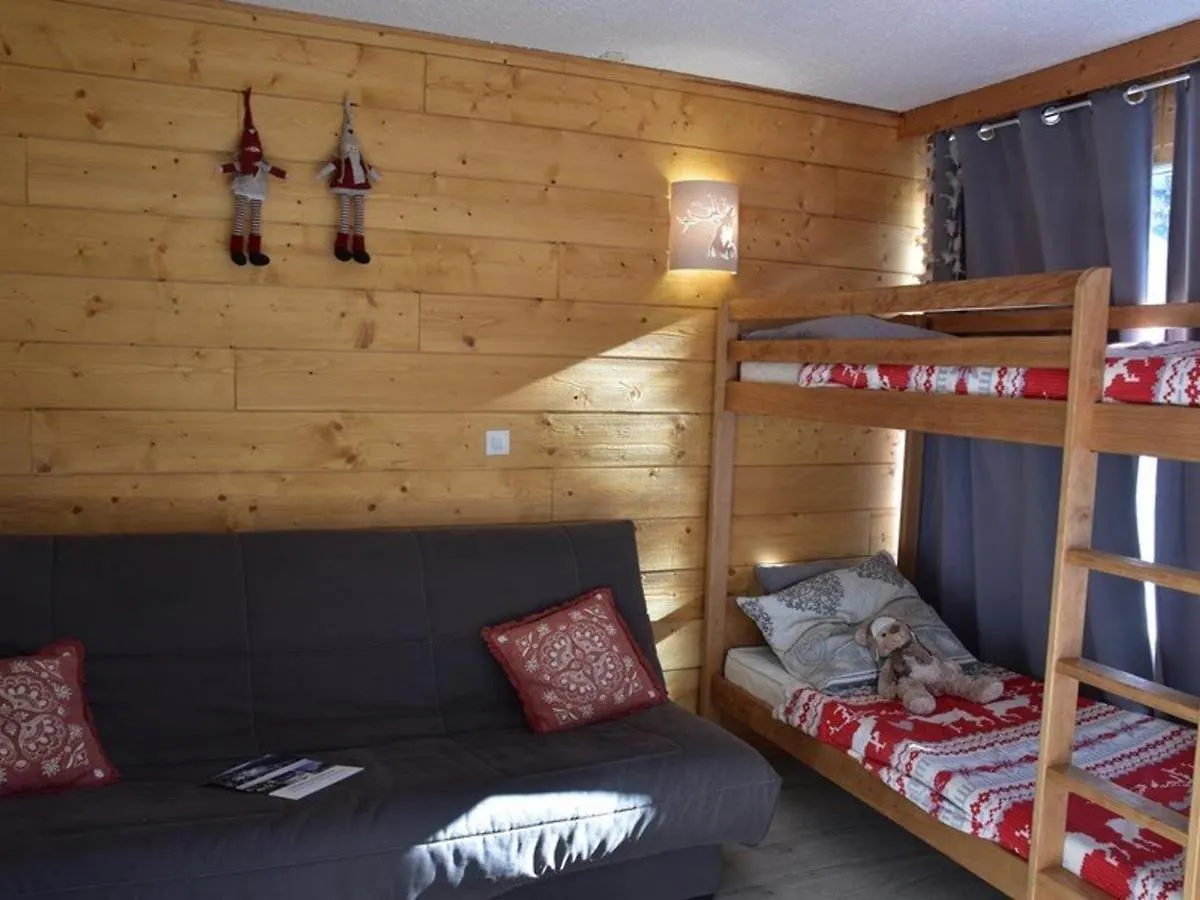 Studio Renove Pour 3 Au Centre De Montgenevre Avec Parking - Fr-1-266-166